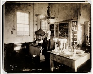 Thomas Edison in zijn laboratorium, 1920